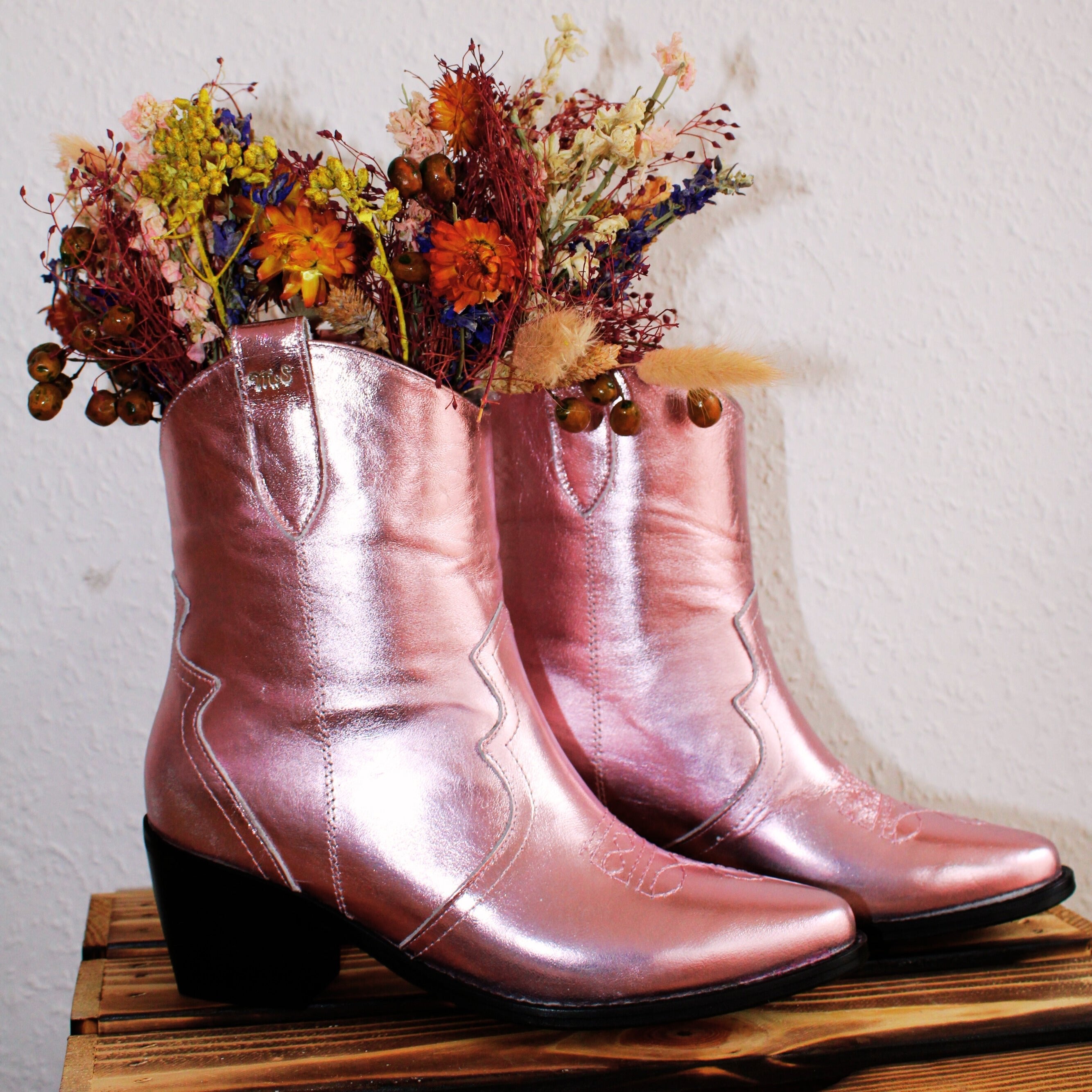 Cowboystiefel neu gedacht: Der feminine Western-Look von Ms. Sucra - Ms Sucra